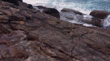 La Coruna, Galiçya 'daki Arteixo Sahili' nde Köpüklü Dalgalar Düştü. Topdown, Kapan