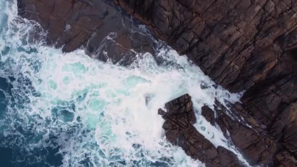 Ocean Waves Hitting Rocky Cliffs Arteixo Spanyolország Légi Pálya — Stock videók