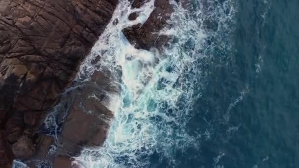 Aerial Topdown Rugged Coastline Crashing Waves Arteixo Coruna Spanyolország — Stock videók