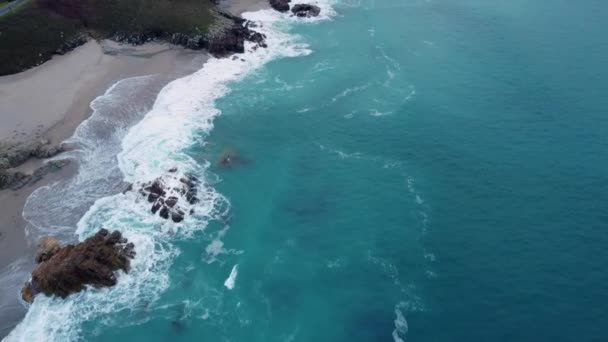 Flying Breaking Waves Cliffs Arteixo Coruna Galicia Spania Aerial Drone — Videoclip de stoc