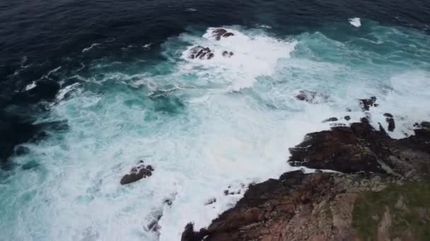 在西班牙科鲁纳的凯恩滩 浪涌上 冲刷着泡沫表面的海岸 空降飞行员中枪 — 图库视频影像