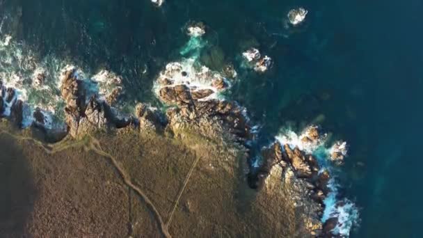 Top View Ocean Waves Splashing Sisarga Island Coast Seashore Galicien — Stockvideo