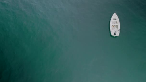 Изолированный Вид Лодку Плавающую Спокойном Море Мальпики Коруне Испания Воздушный — стоковое видео