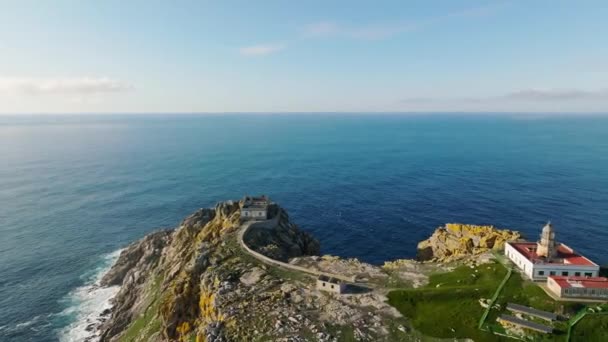 Ohromující Pohled Maják Vrcholu Ostrova Sisargas Grande Galicii Španělsku Zpětný — Stock video