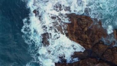 Arteixo, A Corua, İspanya 'daki Rocky Sahili' ne dalgalar çarpıyor. - Anteni yukarıda.