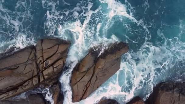 Rocks Cliff Crashed Dangerous Waves Arteixo Corua Espagne Descente Aérienne — Video