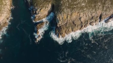Okyanus Dalgaları İspanya 'nın Malpica yarımadasındaki Cabo de San Adrian' ın Rocky sahiline çarpıyor. - Anteni yukarıda.
