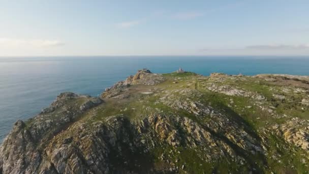 スペインのガリツィアに位置するトップの古い灯台を持つシサルガス島の海岸に浮かぶ海の波 空中ズームイン — ストック動画