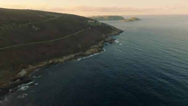 Igreja Cabo São Adriano Costa Atlântica Com Ilhas Sisargas Distância — Vídeo de Stock