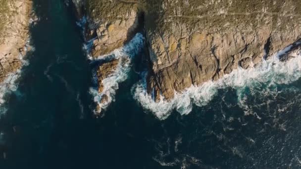 Ocean Waves Crash Rocky Coastline Cabo San Adrian Halvön Malpica — Stockvideo