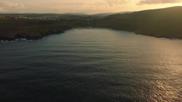Voando Sobre Mar Calmo Durante Pôr Sol Malpica Corua Espanha — Vídeo de Stock