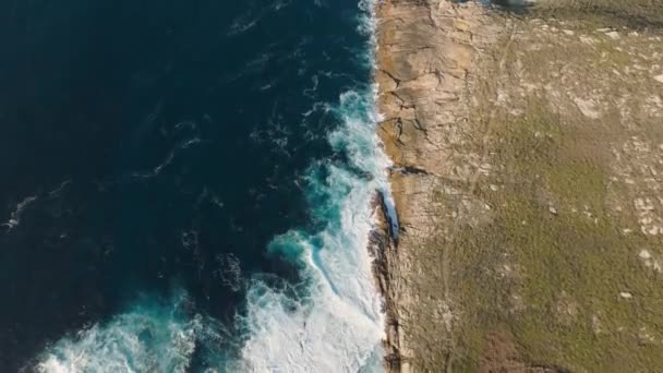 Морські Хвилі Вдаряють Скелястому Узбережжю Півострова Сонячний День Малпіці Іспанія — стокове відео