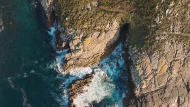 Вид Сверху Вниз Море Скалы Кабо Сан Адриан Пенья Испании — стоковое видео