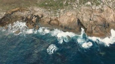 Turkuaz Okyanusu ve İspanya 'daki Cabo de San Adrian Yarımadası' nın Kayalıkları