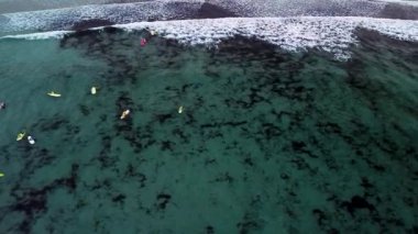 Sörf yapan sörfçüler Caion, Galiçya, İspanya 'da. Hava Aracı Görüntüsü