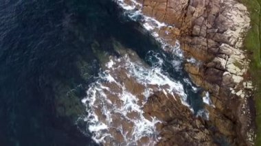 İspanya 'nın Arteixo kentindeki Rocky Shore of a Beach' e çarpan Okyanus Dalgalarının Manzarası. yukarıdan aşağıya