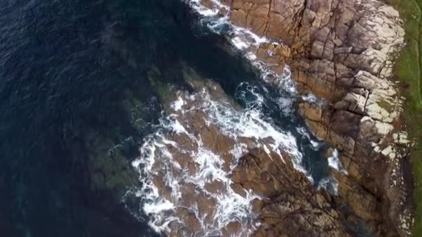 Scénický Pohled Oceánské Vlny Narážející Skalnaté Pobřeží Pláže Arteixu Španělsko — Stock video