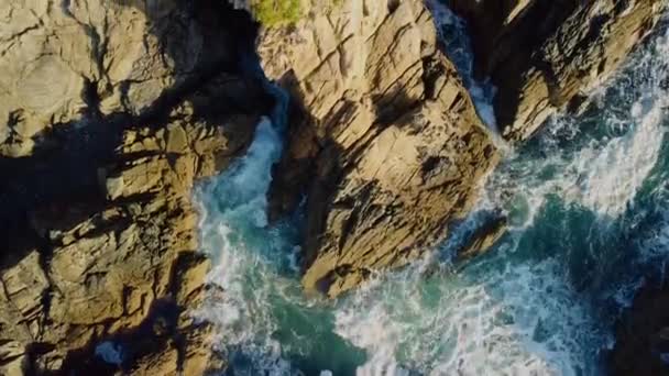 Kuzey Spanya Ares Yakınlarındaki Akdeniz Kıyısındaki Kireçtaşı Kayaları Hava Tepesi — Stok video