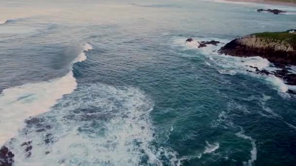 Lélegzetelállító Kilátás Nagy Óceáni Hullámok Közeledik Szikla Partján Arteixo Spanyolország — Stock videók