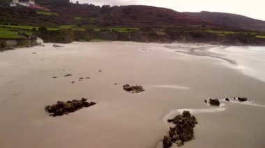 Galiçya, İspanya 'daki Playa de Caion' un boş kumlu sahili. Gün doğumunda. Hava Aracı Görüntüsü