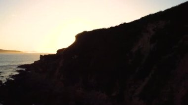 Siluet Dağı. Deniz üzerinde parlak gün batımı parlıyor. - Hava ifşası