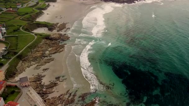 アルネラとカイオンビーチでの海の波ラカチャ コルナ スペイン — ストック動画