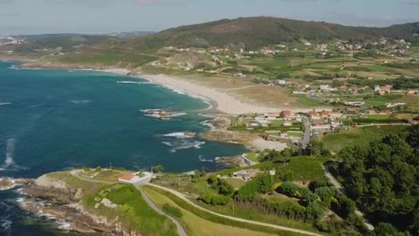Flygfoto Över Stranden Och Kustlinjen Solig Sommardag Arteixo Spanien — Stockvideo