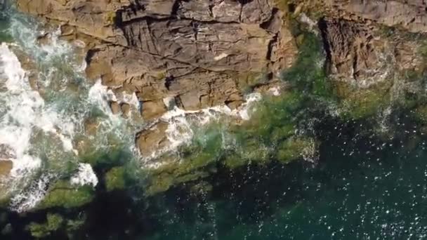 Orbiting Rocky Sea Edge Crashing Waves Arteixo Coruna Galicia Španělsko — Stock video
