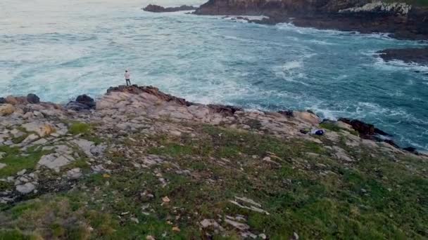 Человек Стоящий Краю Скалы Смотрящий Морские Волны Разбивающиеся Скалы Воздушное — стоковое видео