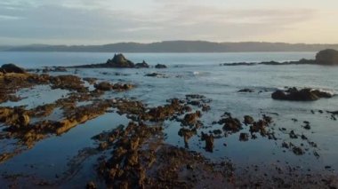 İspanya 'nın Galiçya kentindeki Rocky Shore of Ares' te dalgaların sıçradığı engebeli kıyı arazisi. havadan aşağı eğimli