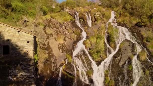 Cascada Que Fluye Por Acantilado Montaña Día Soleado Ascenso Aéreo — Vídeos de Stock