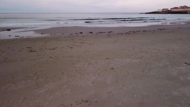 Летать Песчаном Пляже Галисийском Побережье Испанском Городе Кайон Сумерках Low — стоковое видео