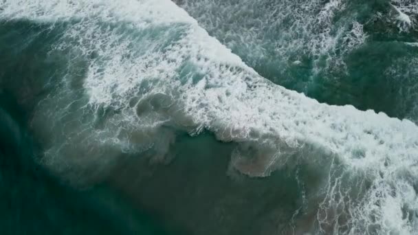 Pěnové Vlny Hroutí Oceánu Směrem Pobřeží Caion Španělsku Naklonění Antény — Stock video