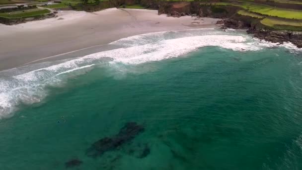 Schuimende Golven Sandy Shoreline Beach Zomer Vanuit Lucht — Stockvideo
