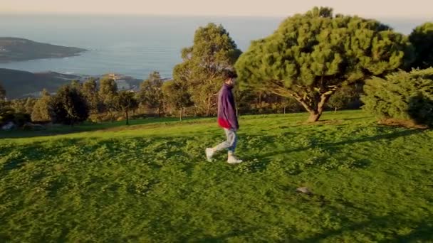 Hombre Caminando Solo Verde Paisaje Con Vistas Costa Arteixo Coruña — Vídeos de Stock