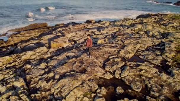 Человек Стоящий Вулканических Скалах Пляжа Арчиксо Коруне Галисия Испания Воздушный — стоковое видео