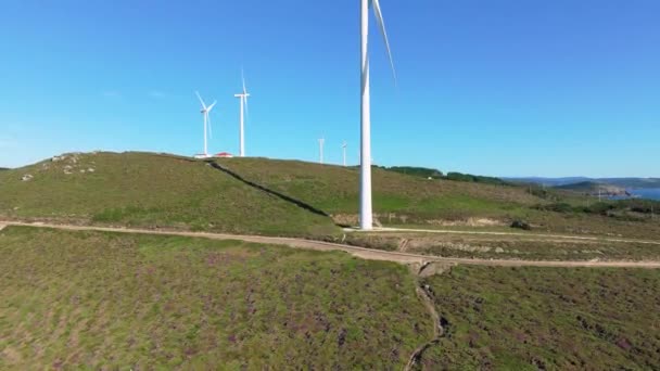 Wiatraki Polach Widokowych Wybrzeżu Galicji Hiszpanii Zdjęcia Dronów Lotniczych — Wideo stockowe