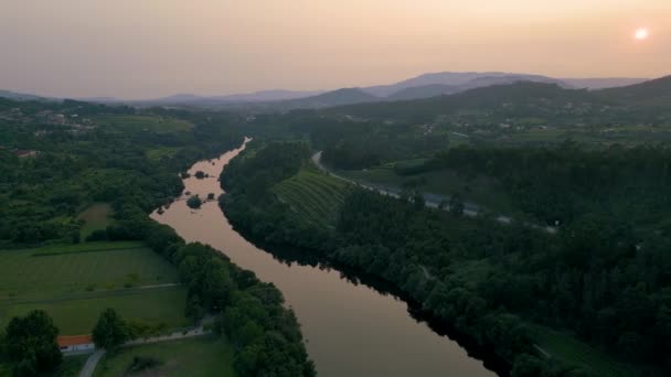 ポルトガルのポンテ リマでリマ川を渡る夕日 ワイド エアリアル — ストック動画