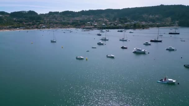 Kotwicowane Łodzie Morzu Pobliżu Portu Rybackiego Aldan Prowincji Pontevedra Galicja — Wideo stockowe