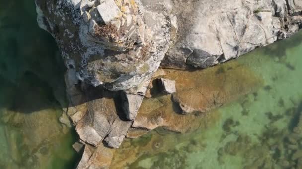 スペインのガリシアのアルダン近くの海岸の巨大な岩のクリフのトップダウンビュー アリアルショット — ストック動画
