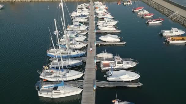 Duas Pessoas Caminhando Direção Porto Yacht Club Rianxo Uma Coruna — Vídeo de Stock