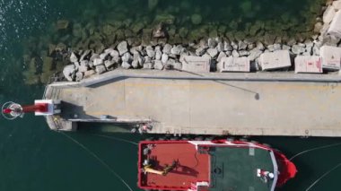 Aldan Limanı 'na yanaşan teknenin hava sahanlığı. Aldan 'da Balıkçı İskelesi, Pontevedra, İspanya.