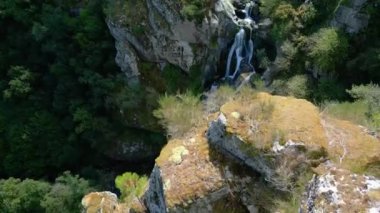 Silleda, Pontevedra, İspanya 'da güneşli bir yaz gününde bozulmamış Toxa Şelalesi ile Rocky Dağı uçurumları. - Hava ifşası