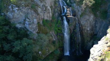Fervenza do Toxa (Toxa Waterfall) İspanya 'nın Silleda şehrinde yaz boyunca havadan görüldü. - Hava.