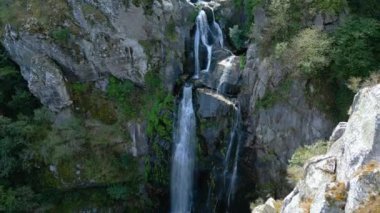 Silleda, Pontevedra, İspanya 'daki Dağ Uçurumlarından Gelen Ünlü Fervenza do Toxa' nın Havadan Görünümü (Toxa Waterfall).