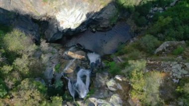 Silleda, Pontevedra, İspanya 'daki dik dağların üzerinden akan Fervenza do Toxa Şelaleleri manzarası. Hava Görüntüsü