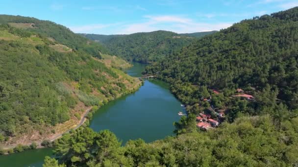 Montañas Boscosas Revelaron Pueblo Belesar Ribeira Sacra Vineyards Galicia España — Vídeo de stock