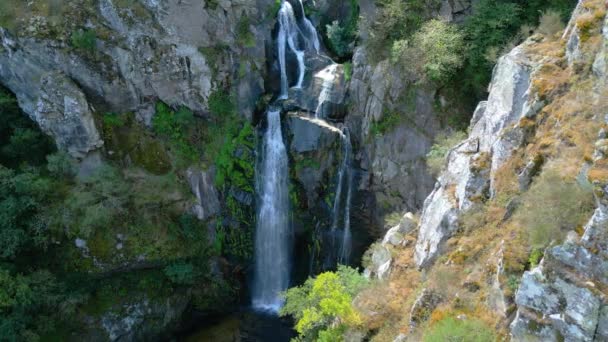西班牙加利西亚Pontevedra Silleda的Fervenza Toxa Waterfall令人印象深刻的景观 空中射击 — 图库视频影像