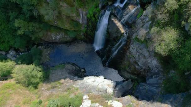フェルヴェンツァの空中トップダウンは シレダでトクサ滝を行います ドゥブロ ガリシア スペイン — ストック動画