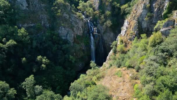 Fervenza Toxa Waterfall Midst Lush Tropical Mountains Silleda Pontevedra Galicia — Stock video